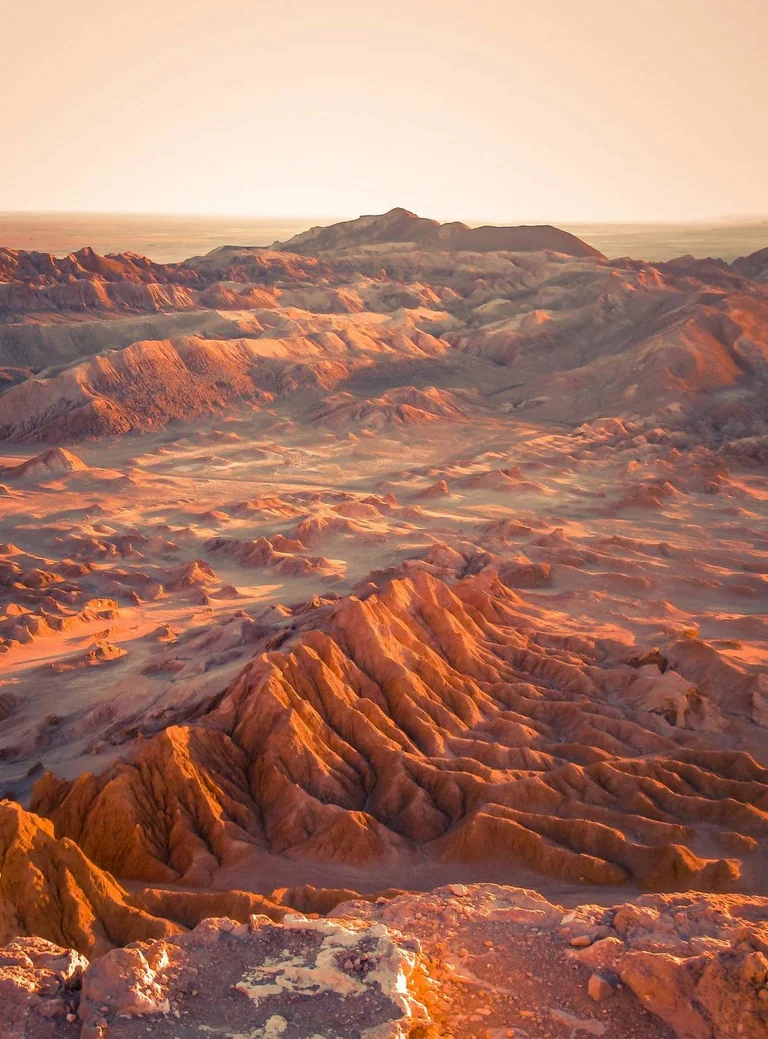 Relieves y cordilleras del desierto de Atacama al atardecer